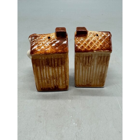 Vintage Ceramic Outhouse Salt & Pepper Shakers With Brown Roof And Figurines REA - Picture 6 of 9